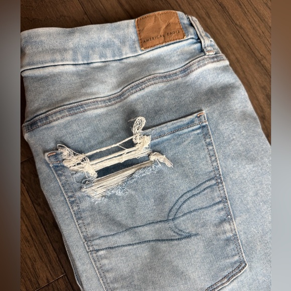 American Eagle Stretch Jeans Women’s Size 18 Short Distressed Raw Hem Light Wash - Picture 2 of 3